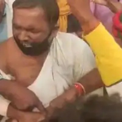 https://m.livehindustan.com/uttar-pradesh/story-presiding-officer-beaten-torn-clothes-inside-polling-station-in-chandauli-3998140.html
